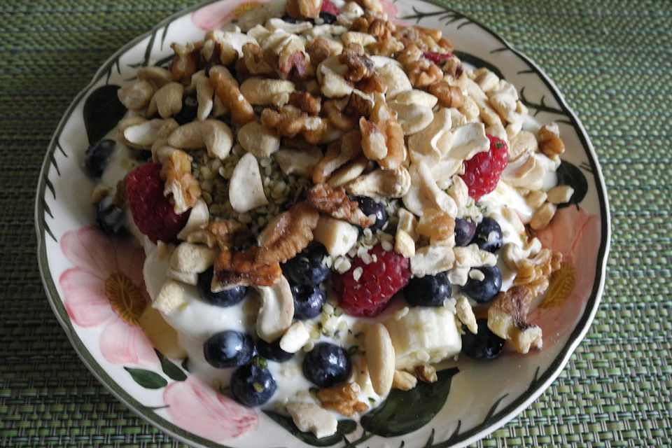 Gesundes Frühstück mit Beeren und Joghurt