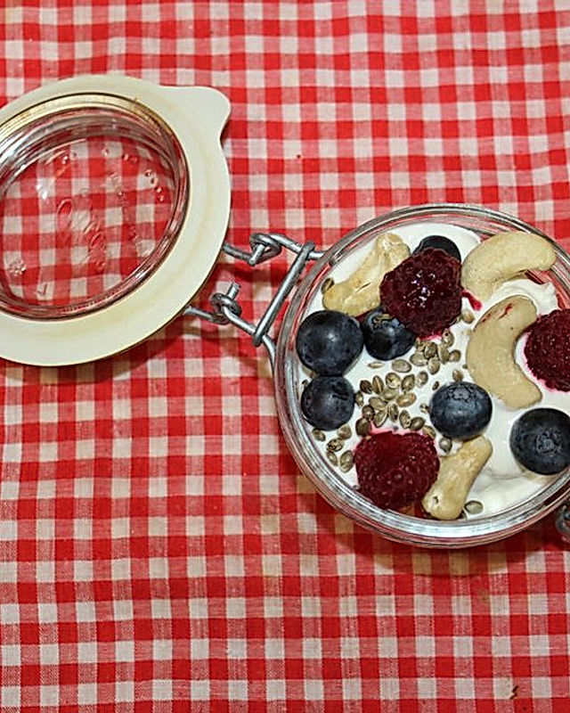 Gesundes Frühstück mit Beeren und Joghurt