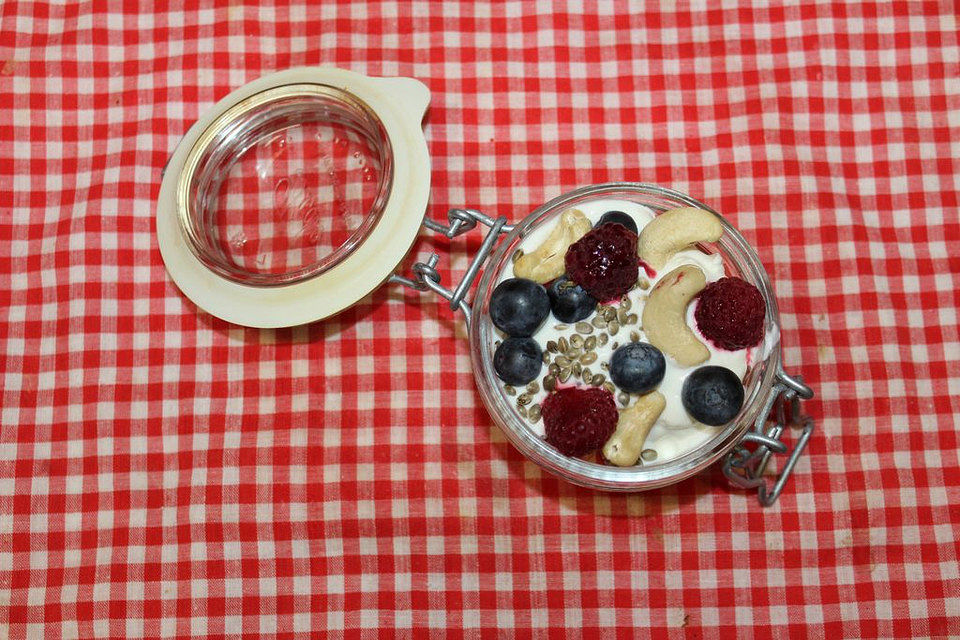 Gesundes Frühstück mit Beeren und Joghurt