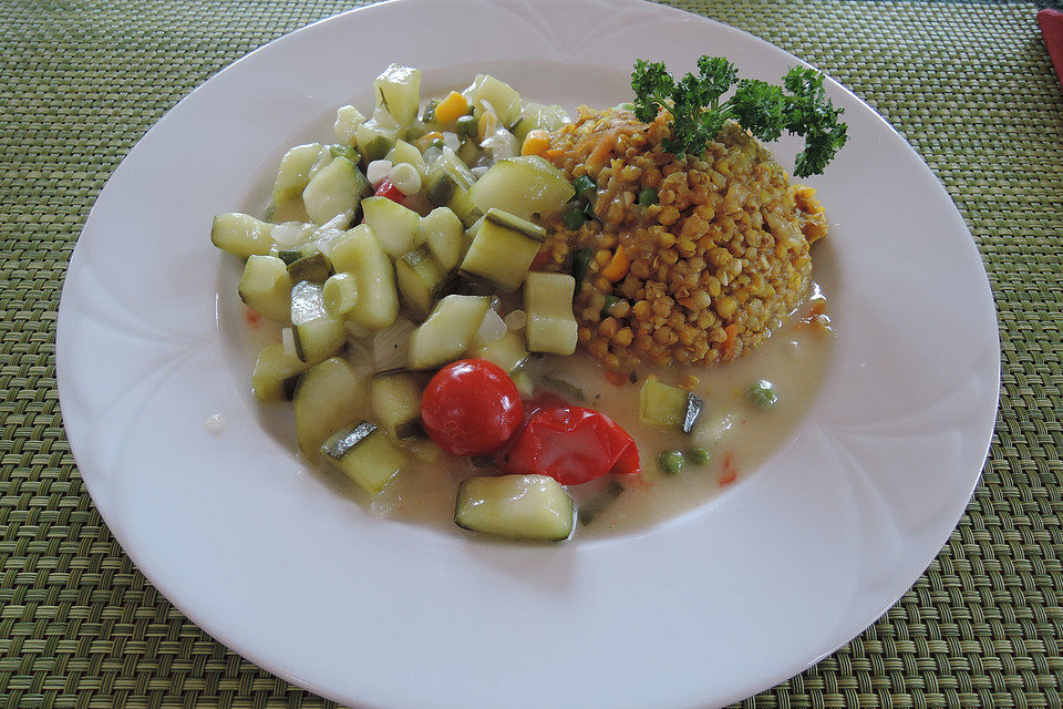 Zucchini-Gemüsebeilage zu Buchweizen mit Mais und Erbsen