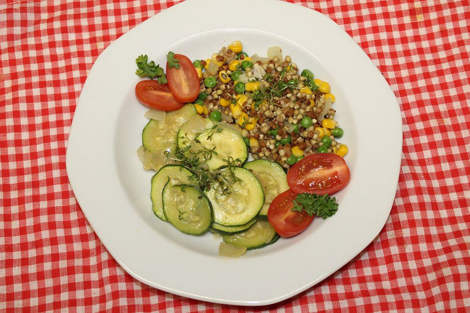 Zucchini-Gemüsebeilage zu Buchweizen mit Mais und Erbsen