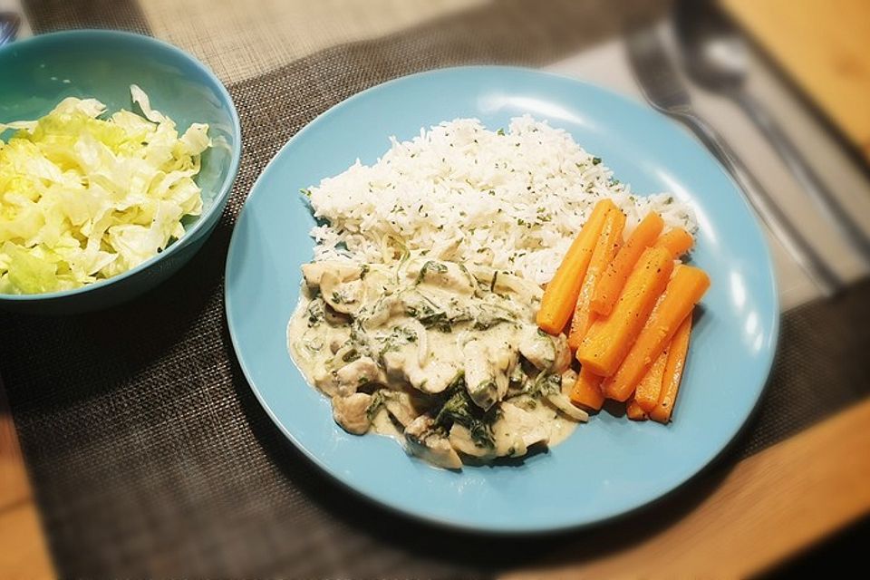 Hähnchen à la Stroganoff mit Champignons, Spinat, Karotten und Reis