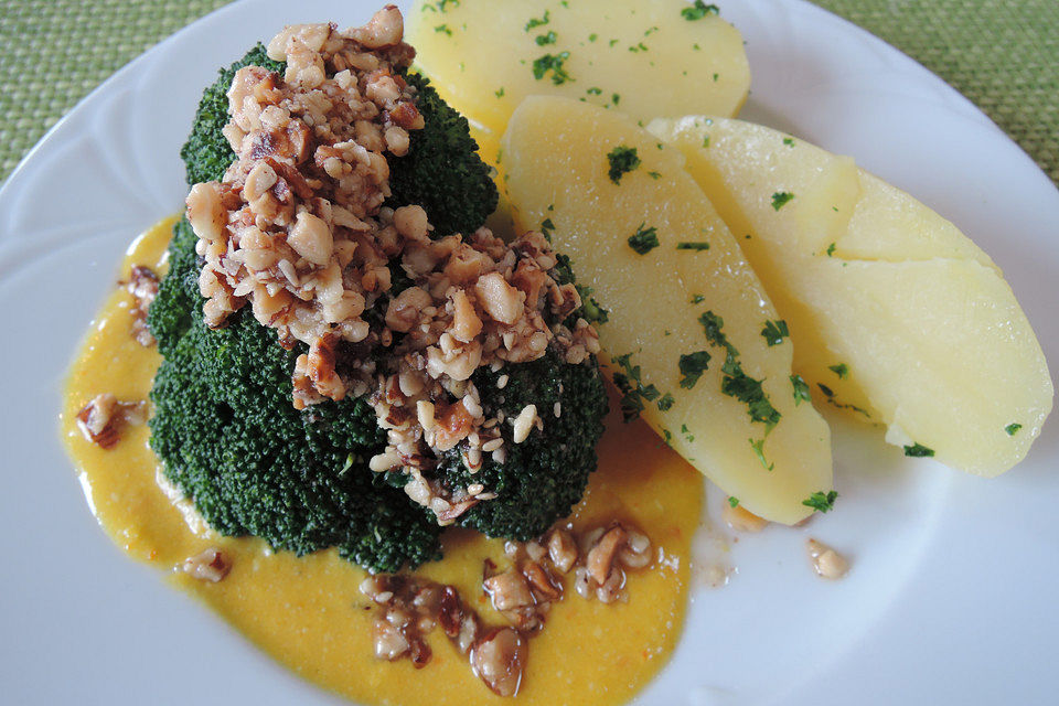 Gedämpter Brokkoli auf Kürbis-Mango-Sauce mit gebutterten Nüssen