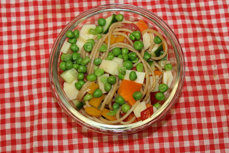 Nudelsalat mit Kräutern und Zitrone