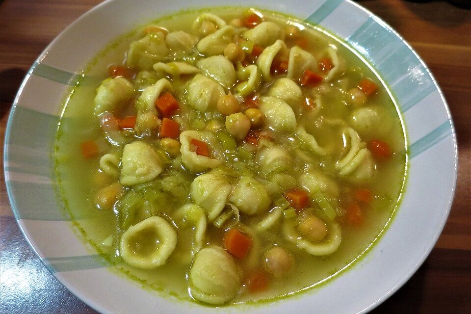 Nudelsuppe mit Kichererbsen