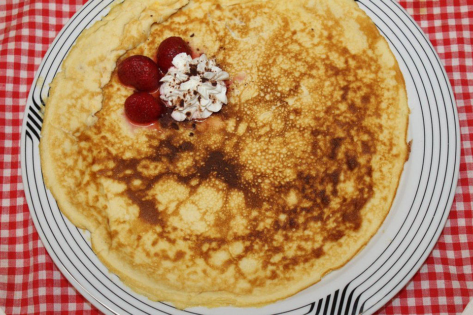 Kokos-Eierpfannkuchen mit Sahne und Erdbeeren