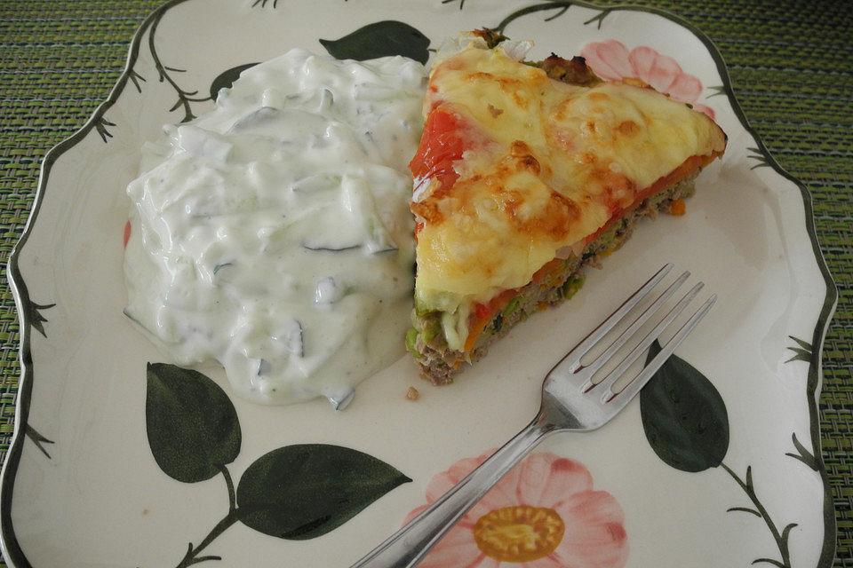 Gemüse-Hackfleisch aus dem Backofen mit Tzatziki