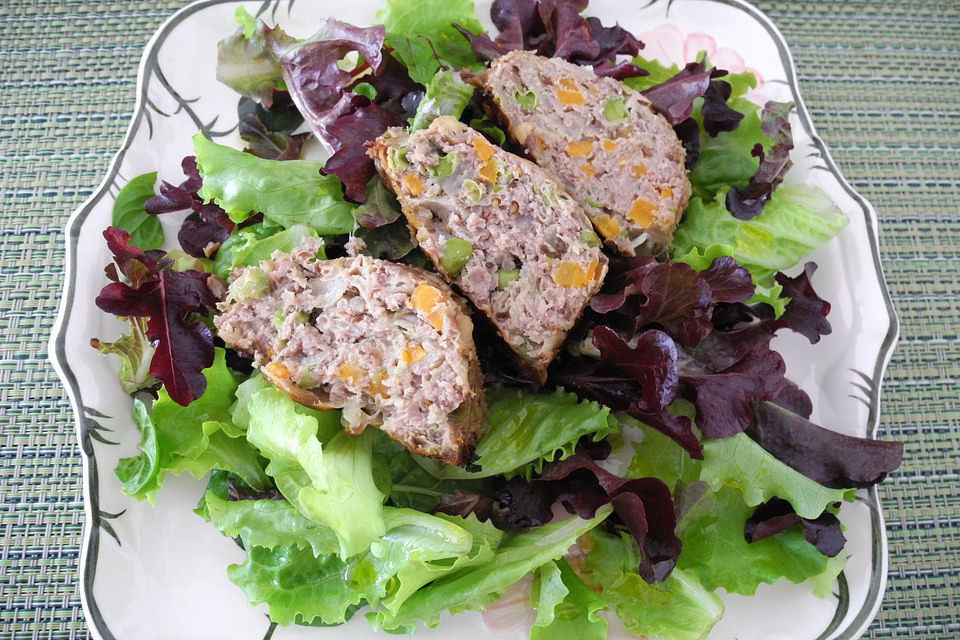 Hack-Kuchen auf Salat