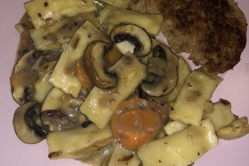 Maultaschenpfanne mit Champignons-Karotten-Sauce und Dosenbratwurst