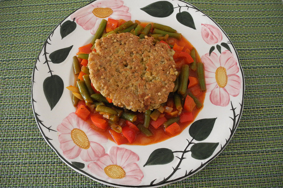 Quinoa-Bratling auf Bohnen-Paprika-Gemüsebett