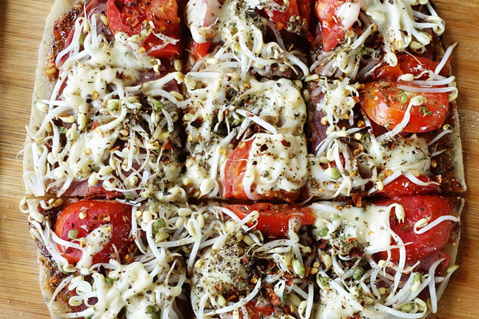 Pfannenpizza mit Schinken, Mungosprossen und Tomaten