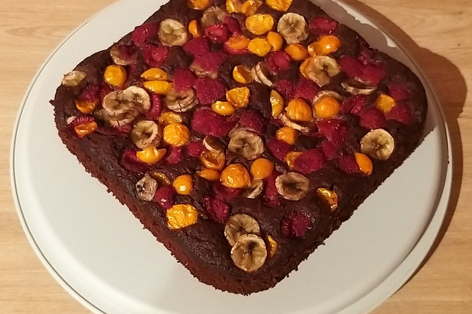 Kakao-Bananenkuchen mit Physalis und Himbeeren