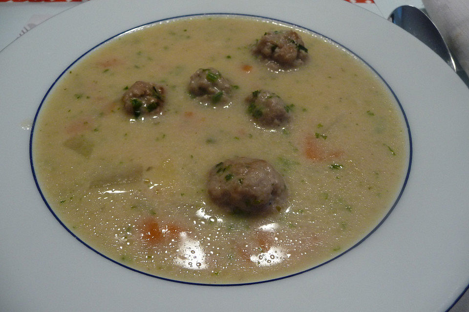 Cremige Kohlrabisuppe mit Mettbällchen