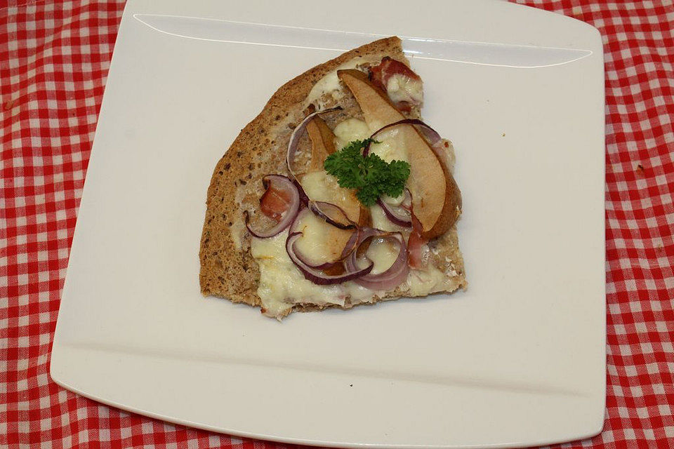 Herzhafte Pizza mit Birne und Speck