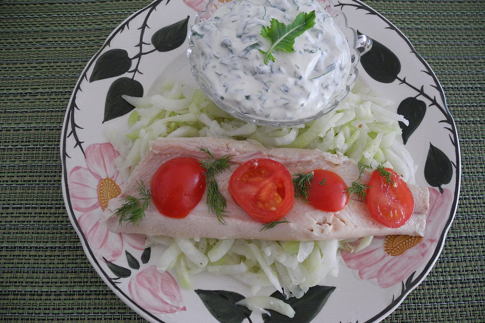 Geräucherte Forelle auf gedünstetem Kohlrabi