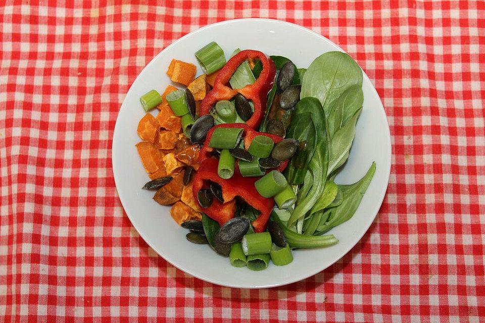 Süßkartoffelbowl mit Feldsalat und Kürbiskernöl-Mandel-Dressing