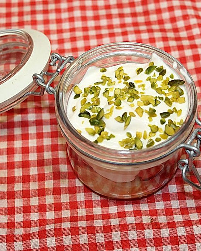 Mit Erdbeersirup verfeinerter griechischer Joghurt auf Melonen-Erdbeer-Salat