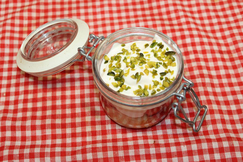 Mit Erdbeersirup verfeinerter griechischer Joghurt auf Melonen-Erdbeer-Salat