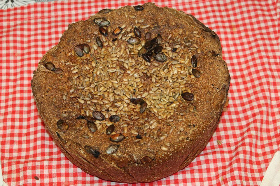 Emmer-Dinkel-Vollkorn-Brot mit Haferflocken und Sauerteig aus dem Bräter