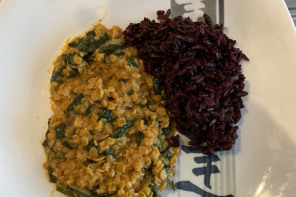 Veganes Linsen-Dal mit Spinat