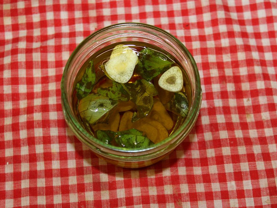 Olivenöl mit frischem Basilikum und Knoblauch von trekneb| Chefkoch