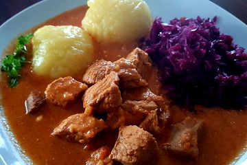 Gulasch Nach Ottis Art Mit Klößen Und Rotkohl Von Sannie76| Chefkoch