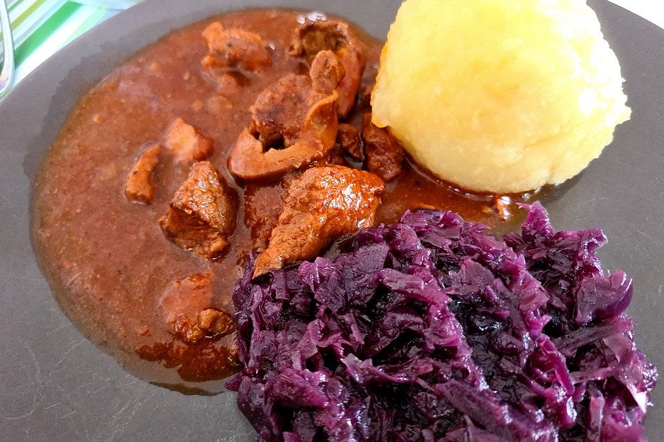 Gulasch nach Ottis Art mit Klößen und Rotkohl