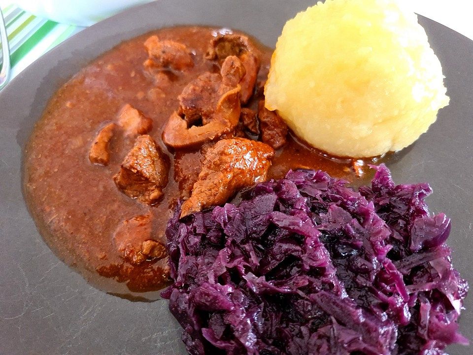 Gulasch nach Ottis Art mit Klößen und Rotkohl von sannie76| Chefkoch