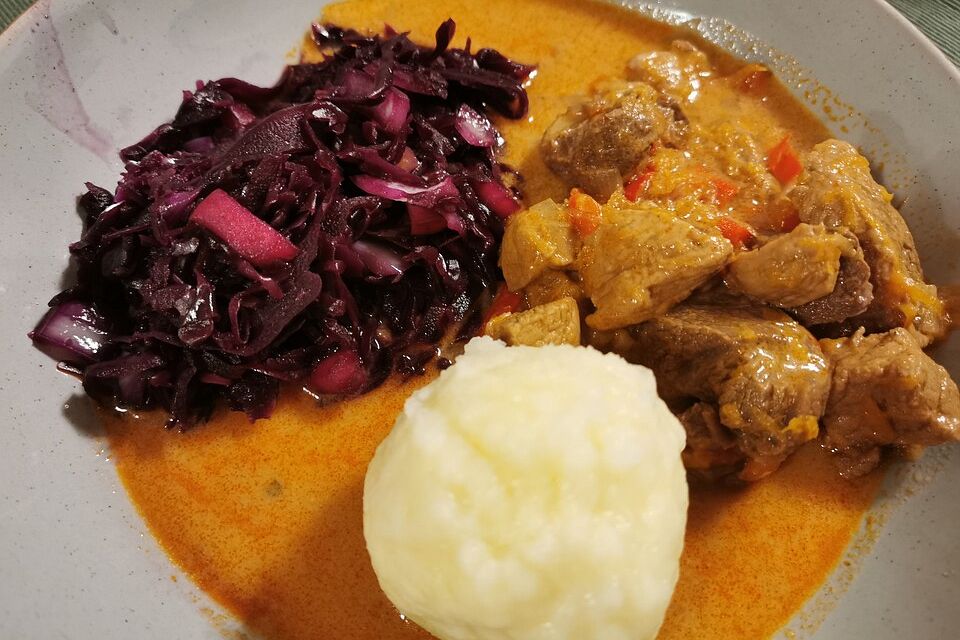 Gulasch nach Ottis Art mit Klößen und Rotkohl