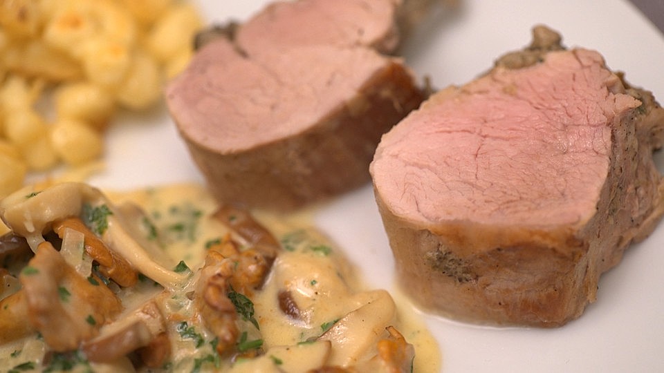 Schweinefilet mit Pilzfarce, Knöpfle, Mischpilzpfanne und etwas Grünem ... Schweinefilet mit Pilzfarce, Knöpfle, Mischpilzpfanne und etwas Grünem ...