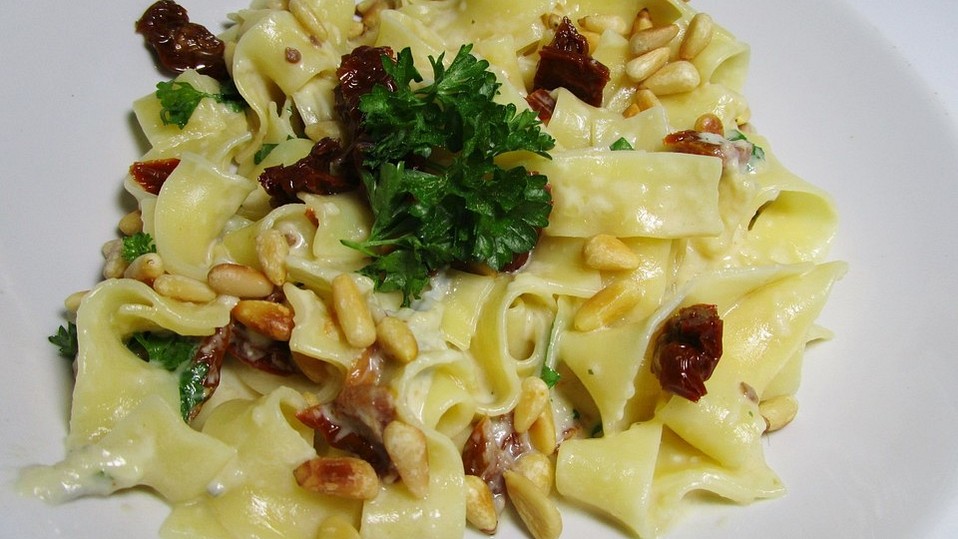 Bandnudeln in Gorgonzola - Soße mit eingelegten Tomaten von Klodi Bandnudeln in Gorgonzola - Soße mit eingelegten Tomaten von Klodi