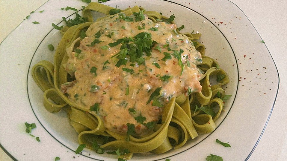 Bandnudeln in Gorgonzola - Soße mit eingelegten Tomaten von Klodi Bandnudeln in Gorgonzola - Soße mit eingelegten Tomaten von Klodi
