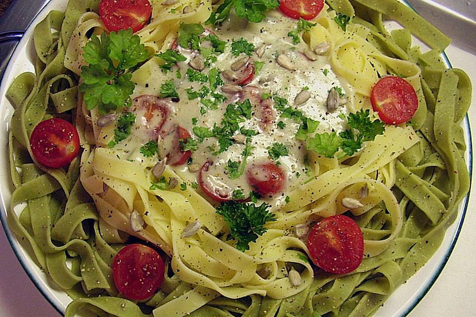 Bandnudeln in Gorgonzola - Soße mit eingelegten Tomaten