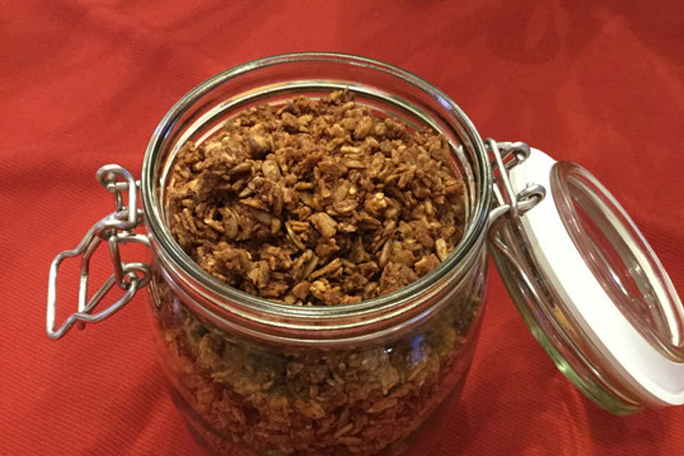 Geröstetes Müsli mit Ingwer, Erdnüssen und Kokoschips