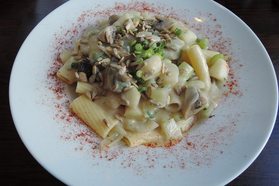 Pasta unter Fenchel-Birnen-Champignonsauce mit gerösteten Sonnenblumenkernen