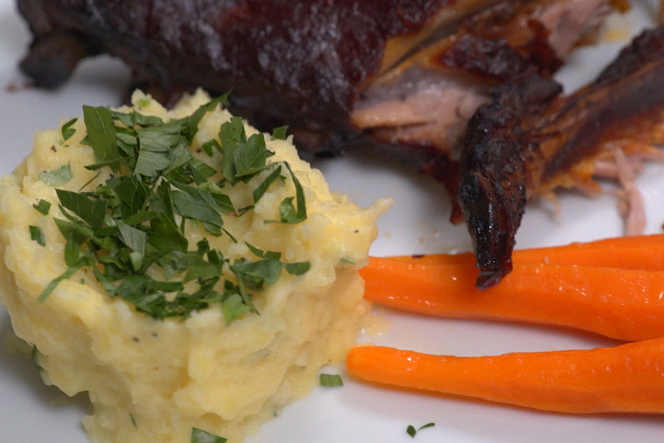 BBQ Baby Spare Ribs, Garlic Mash, Baby carrots und Corn Bread