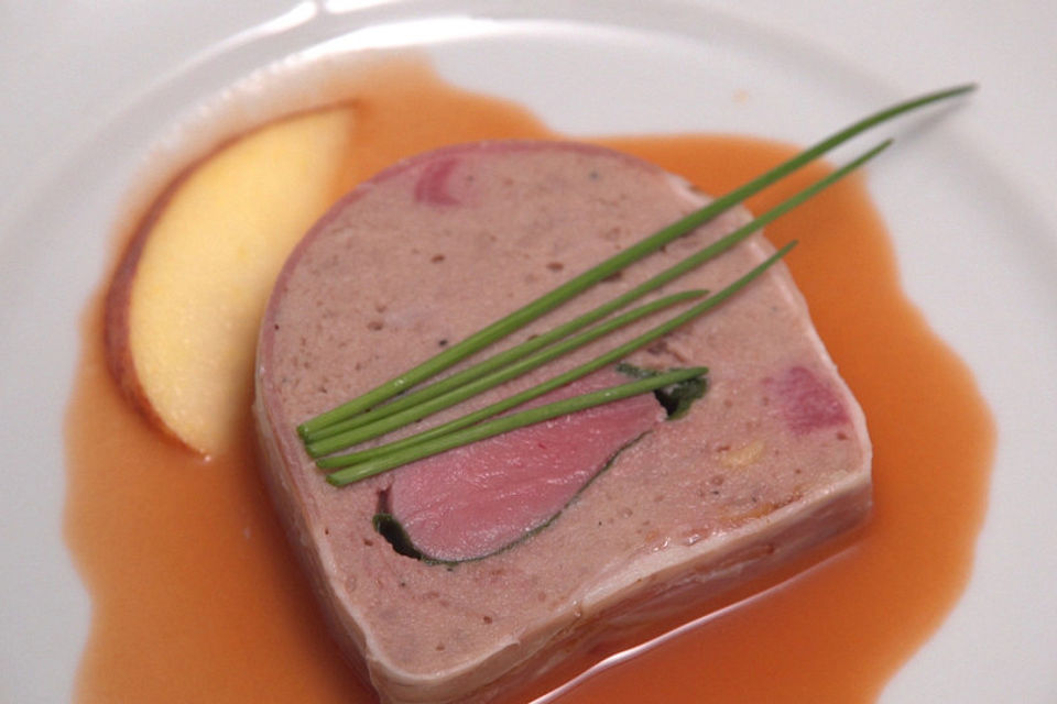 Wildterrine mit Apfelspalten an Cumberlandsauce