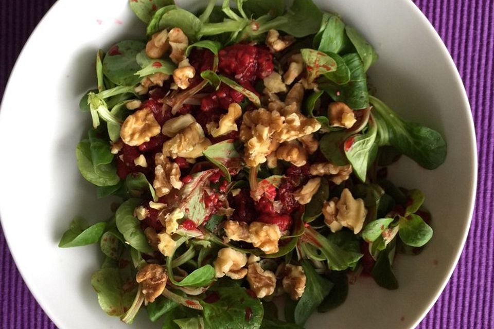 Feldsalat mit Himbeeren und Walnusskernen