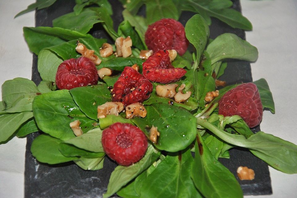 Feldsalat mit Himbeeren und Walnusskernen