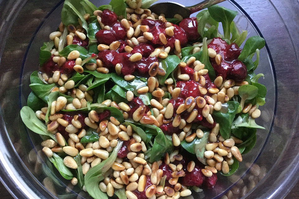 Feldsalat mit Himbeeren und Walnusskernen