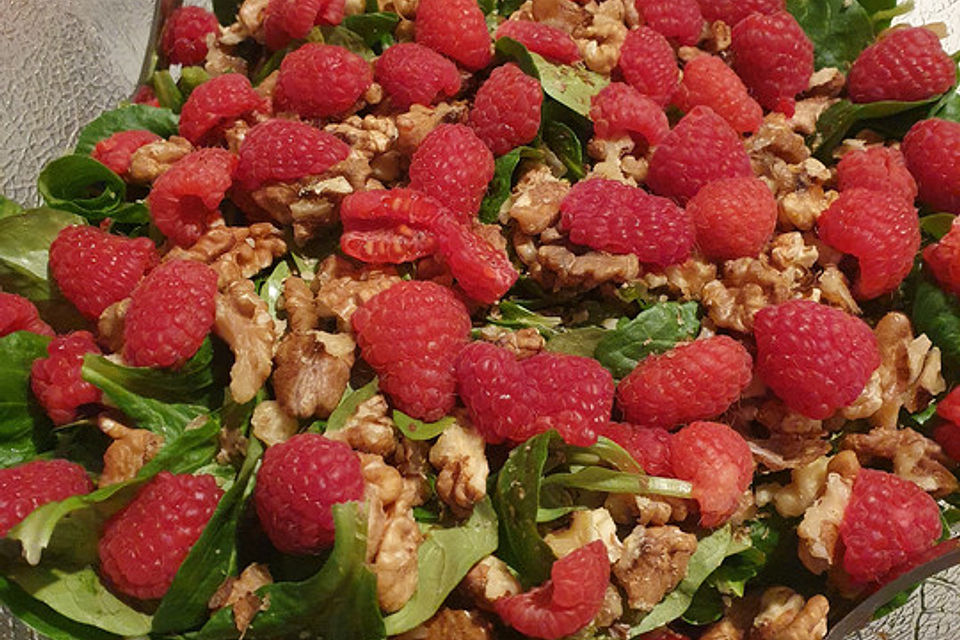 Feldsalat mit Himbeeren und Walnusskernen