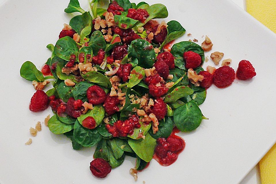 Feldsalat mit Himbeeren und Walnusskernen