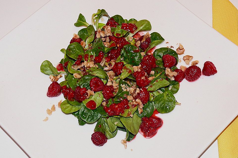 Feldsalat mit Himbeeren und Walnusskernen