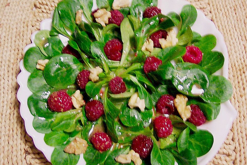 Feldsalat mit Himbeeren und Walnusskernen