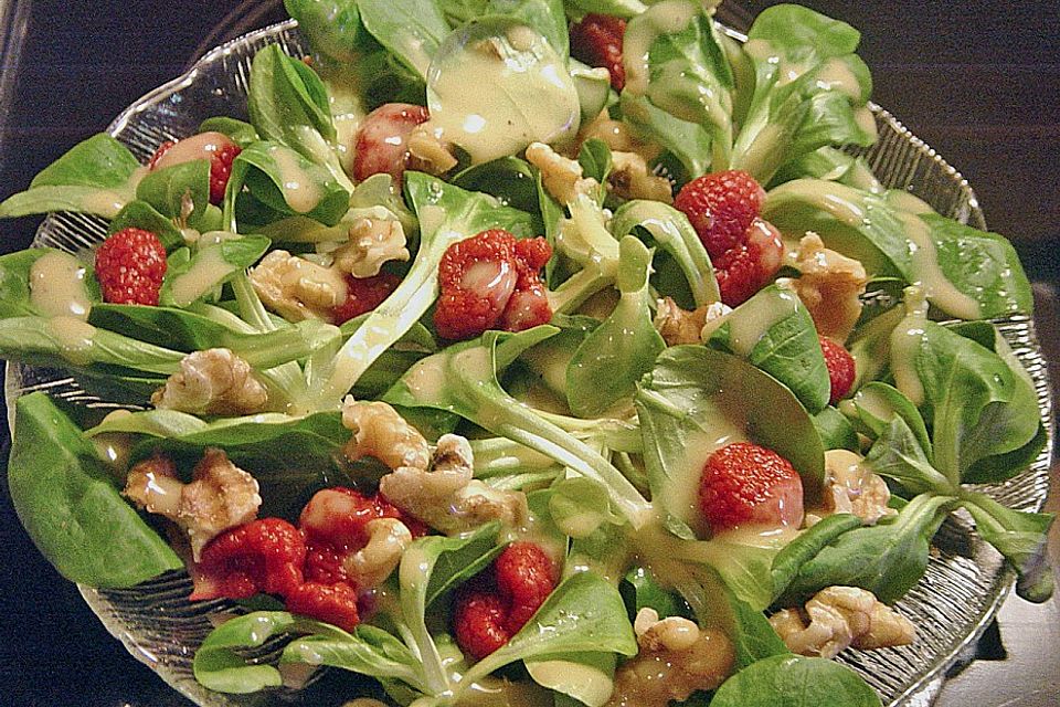 Feldsalat mit Himbeeren und Walnusskernen