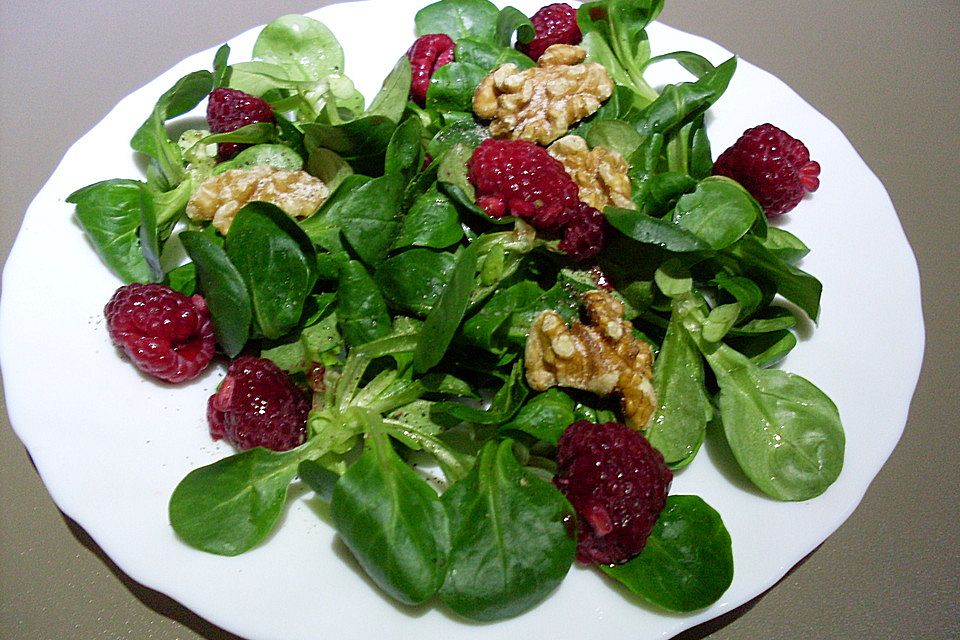 Feldsalat mit Himbeeren und Walnusskernen