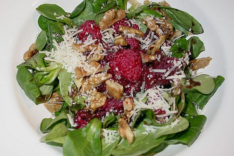 Feldsalat mit Himbeeren und Walnusskernen