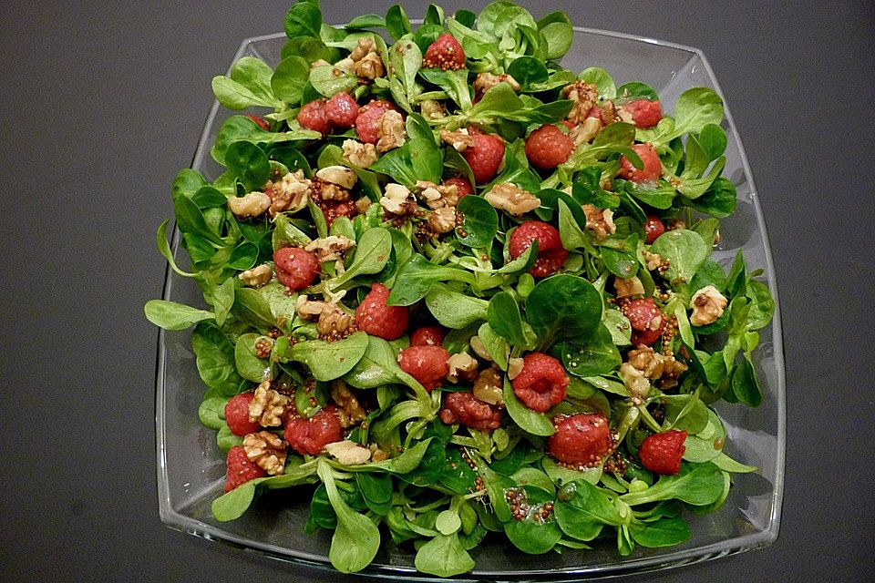 Feldsalat mit Himbeeren und Walnusskernen