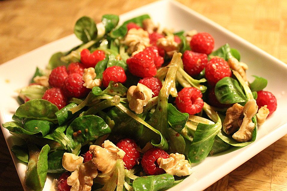 Feldsalat mit Himbeeren und Walnusskernen