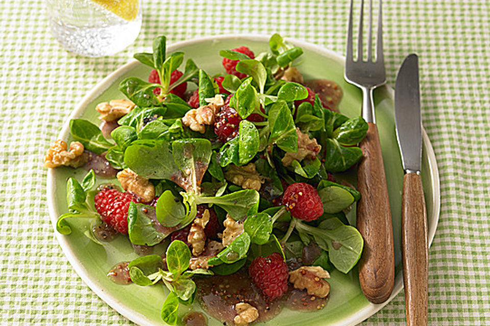 Feldsalat mit Himbeeren und Walnusskernen